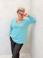 Pull Grande Taille à Col V “Smile” Strass – Douceur & Bonne Humeur – Image 5