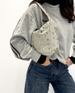 Sac Hobo Vegan à Clous Métalliques Graphiques – Image 4