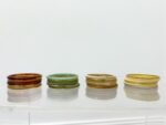 Bracelet Multi-Joncs Résine aux Détails Dorés – Image 4