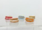 Bracelet Multi-Joncs Résine aux Détails Dorés – Image 5