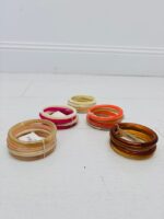 Bracelet Multi-Anneaux Résine aux Tons Lumineux – Image 3