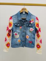 Veste En Jean Avec Manches Crochet Et Fleurs Brodées – Image 4