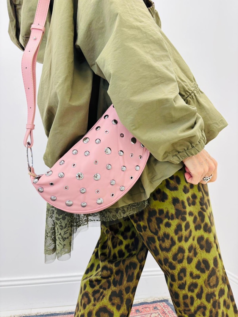 IMG_6302 Sac Banane Clouté – Style Urbain Et Touche Rock Chic – Image 1