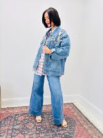 Veste Denim Oversize à Pins & Badges – Esprit Vintage & Urbain – Image 3
