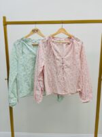 Blouse En Coton Brodé À Col Froncé Et Boutonnage Délicat – Image 2
