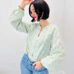 Blouse En Coton Brodé À Col Froncé Et Boutonnage Délicat