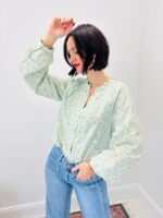 Blouse En Coton Brodé À Col Froncé Et Boutonnage Délicat