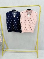 Pull sans manches à pois rose poudré – Grande Taille – Touche graphique et douceur moderne – Image 2