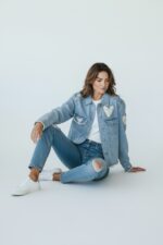Veste Denim à Détails Cœur – Esprit Casual & Tendance