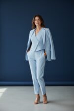 Blazer Tailleur Bleu Ciel À Coupe Structurée Et Ligne Élégante – Image 3