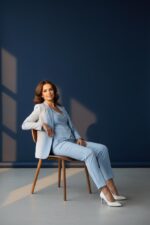 Blazer Tailleur Bleu Ciel À Coupe Structurée Et Ligne Élégante – Image 5