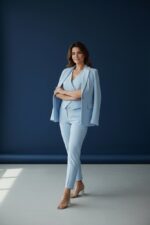 Blazer Tailleur Bleu Ciel À Coupe Structurée Et Ligne Élégante – Image 4
