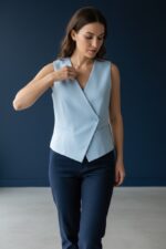 Gilet Tailleur Sans Manches Bleu Ciel À Coupe Croisée HIPPOCAMPE – Image 3
