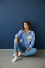 Chemise Rayée Bleue En Coton Avec Broderie Tasse Et Poche Illustration – Image 3
