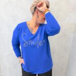 Pull Grande Taille à Col V “Smile” Strass – Douceur & Bonne Humeur