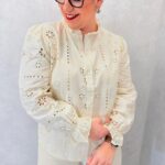 Chemise Broderie Anglaise Grande Taille – Col Volanté & Esprit Romantique