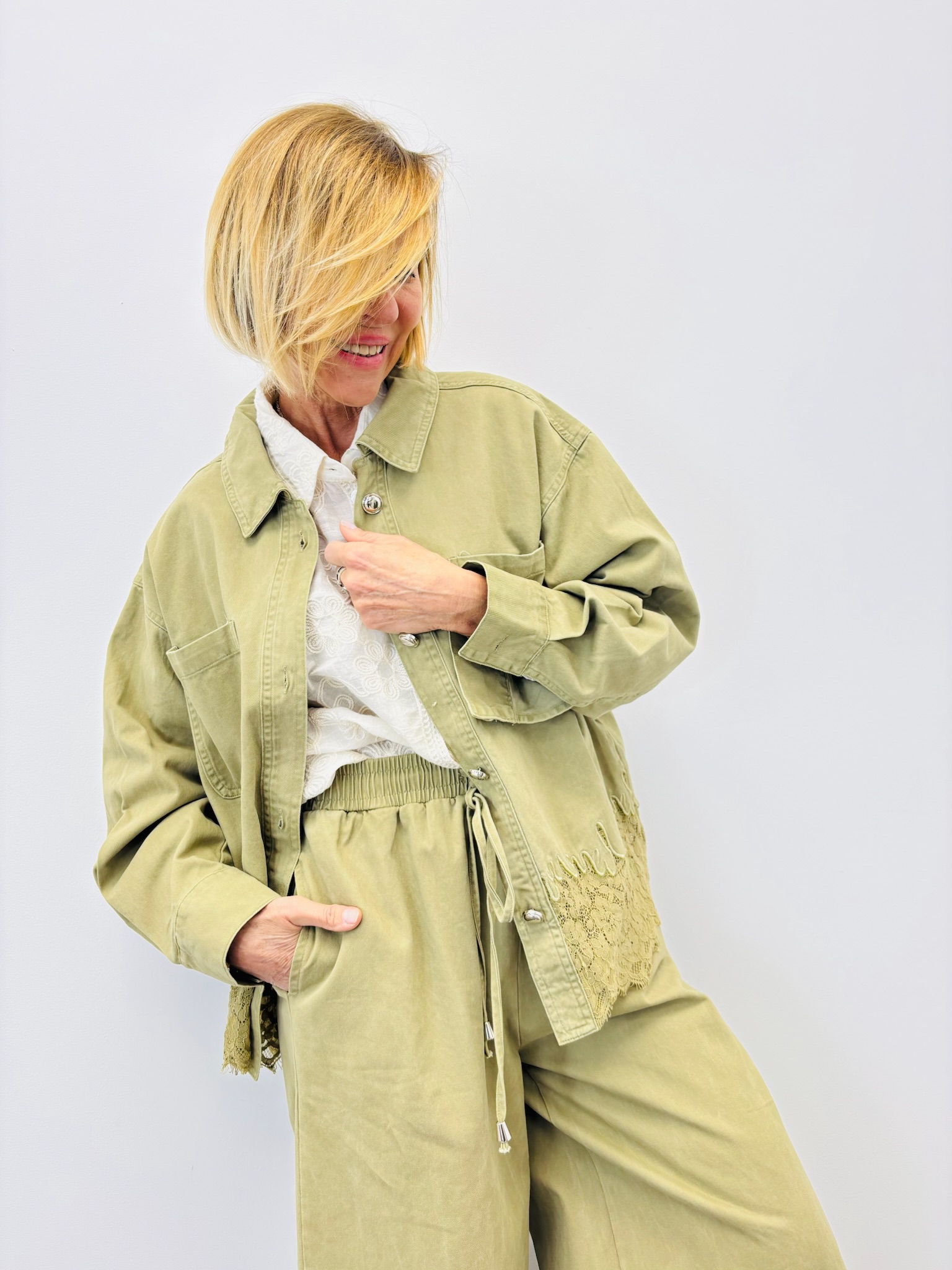 IMG_2996 Veste En Toile De Jean Avec Détails Dentelle – Image 1