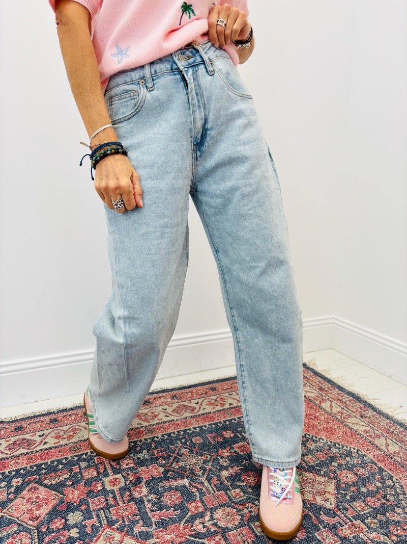 IMG_3469 Jean Coupe Barrel Denim Clair – Image 1