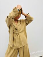 Chemise Fluide À Boucle Bijou Élégance Minimaliste – Image 2
