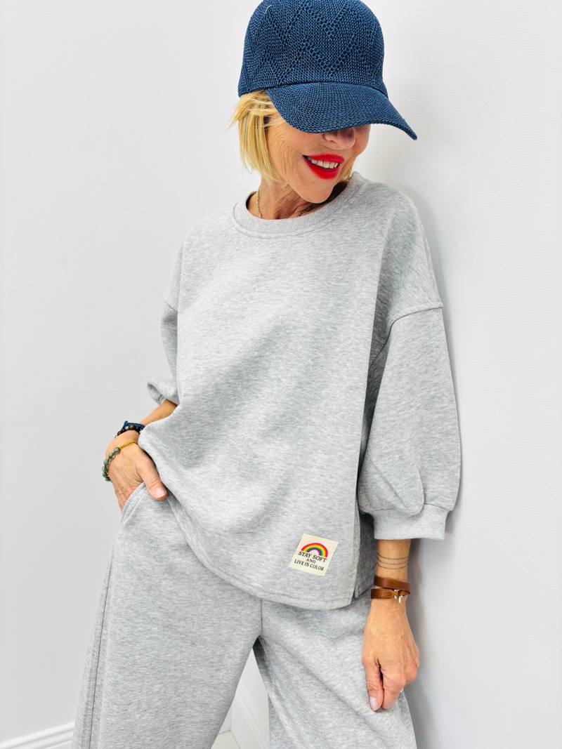 IMG_4559 Sweat Coupe Large Gris Chinée Patch “Stay Soft” – Image 1