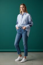 Chemise Rayée Brodée À Détails Floraux Élégance Raffinée – Image 2