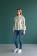 Chemise Rayée Brodée À Détails Floraux Élégance Raffinée – Image 3