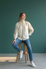Chemise Rayée Brodée À Détails Floraux Élégance Raffinée – Image 4