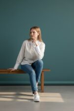 Chemise Rayée Fine À Col Et Poignets Blancs Chic Intemporel