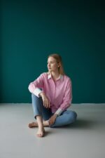 Chemise Rose À Col Et Poignets Blancs Élégance Intemporelle – Image 2