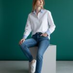 Chemise Blanche À Détails Rayés Contrastants Élégance Moderne